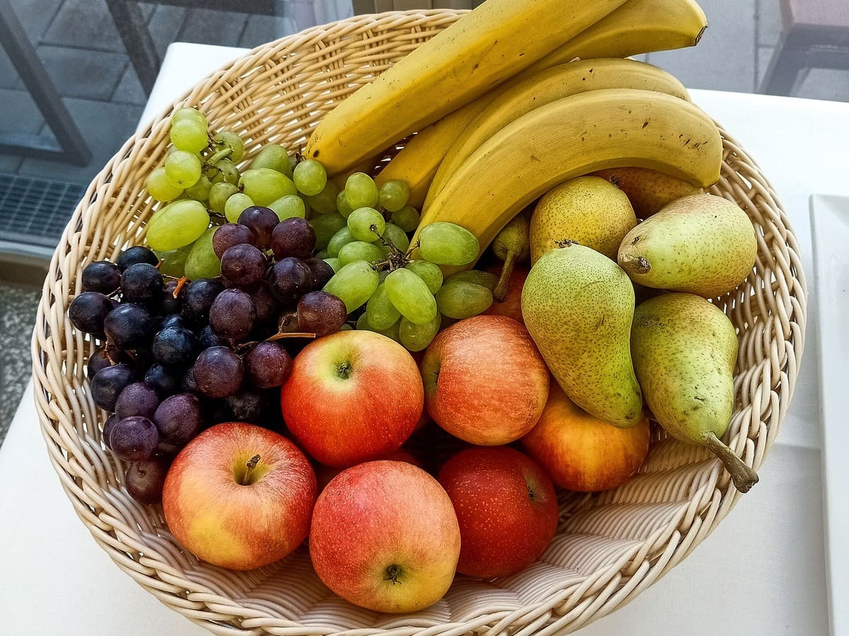 Cesta de frutas da estação em Itapetinga