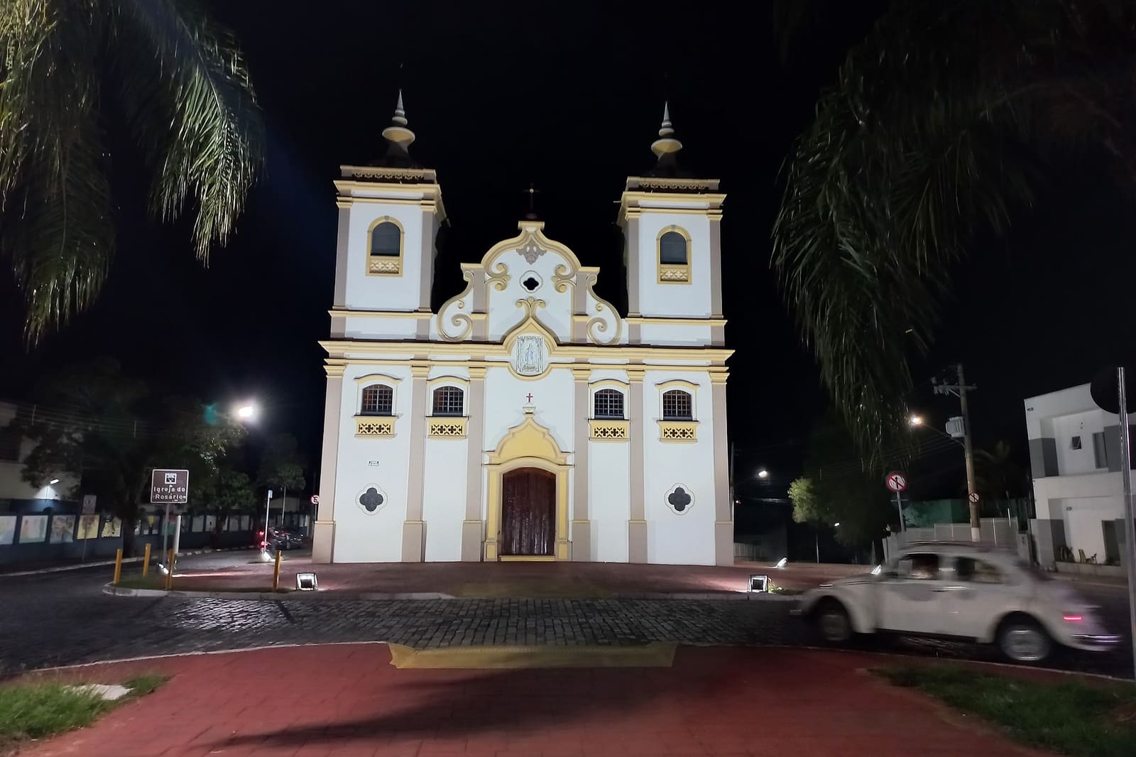 Igreja do Rosário iluminada à noite, ponto de encontro das congadas de Atibaia. Foto: Sintegrity / Wikimedia Commons, CC BY-SA 4.0