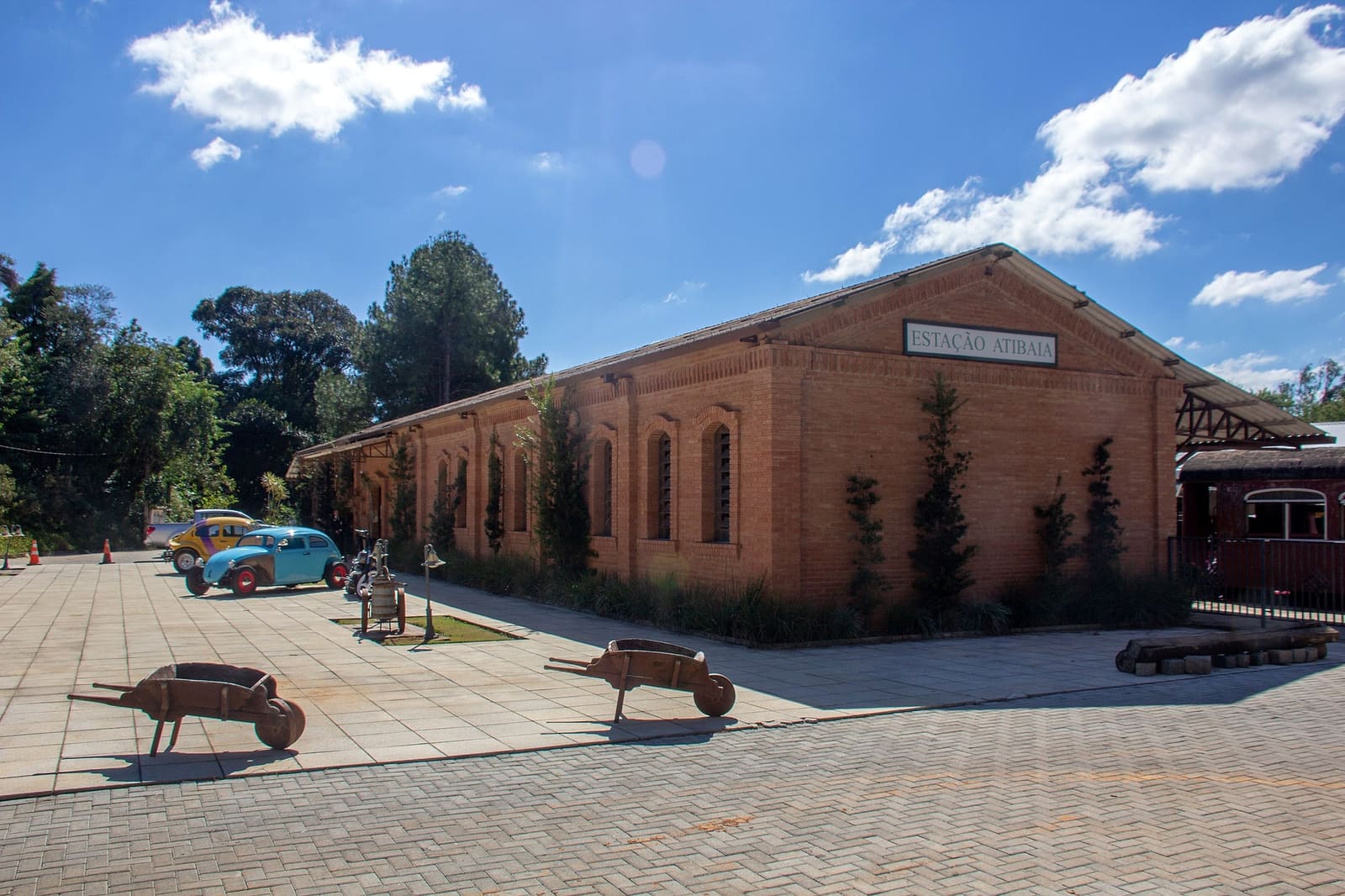 Estação Atibaia, réplica de estação ferroviária na Avenida Jerônimo de Camargo